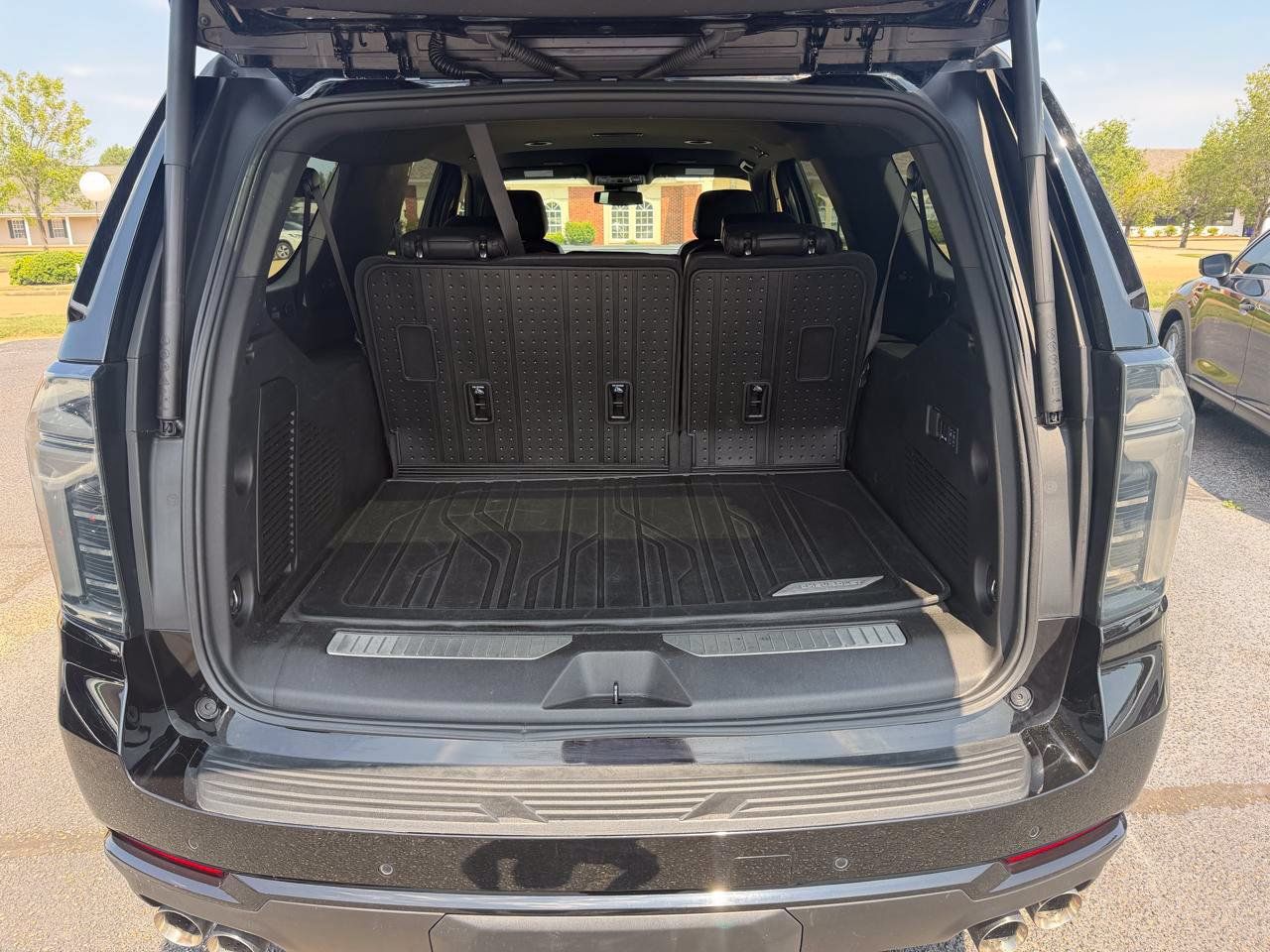 Used 2025 Chevrolet Suburban RST w/ Comfort Package RWD image 11