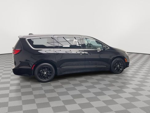 Used 2025 Chrysler Pacifica Select FWD image 39
