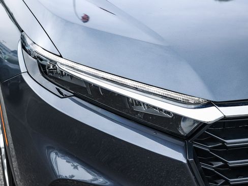 Used 2025 Honda CR-V LX image 13