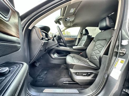 Used 2024 Volkswagen Atlas SE image 2