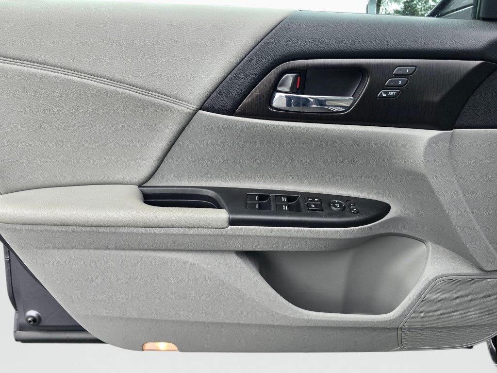 Used 2014 Honda Accord Touring image 17