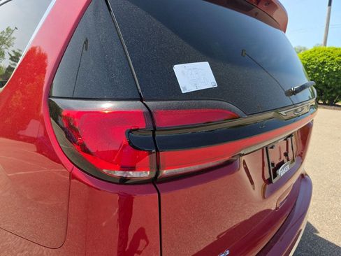 New 2027 Chrysler Pacifica Limited FWD image 39