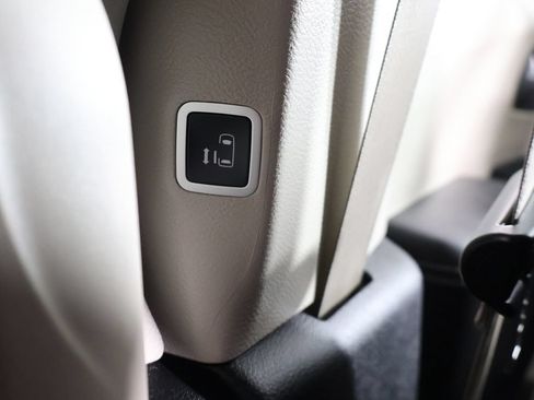 Used 2023 Chrysler Pacifica Touring-L FWD image 47