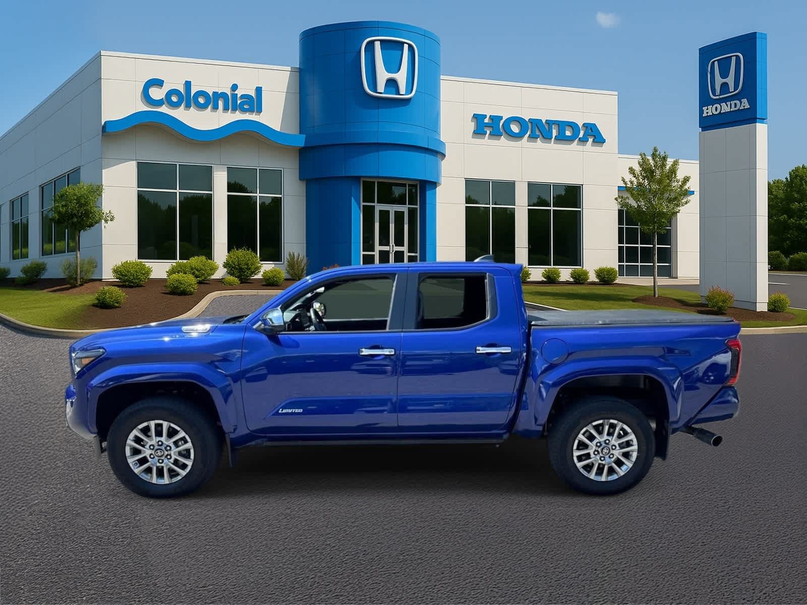 Used 2025 Toyota Tacoma Limited AWD/4WD image 3