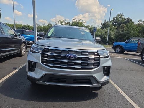 Used 2025 Ford Explorer Active w/ Active Comfort Package AWD/4WD image 2