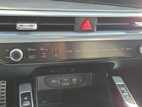 Certified 2024 Kia Sorento SX image 27