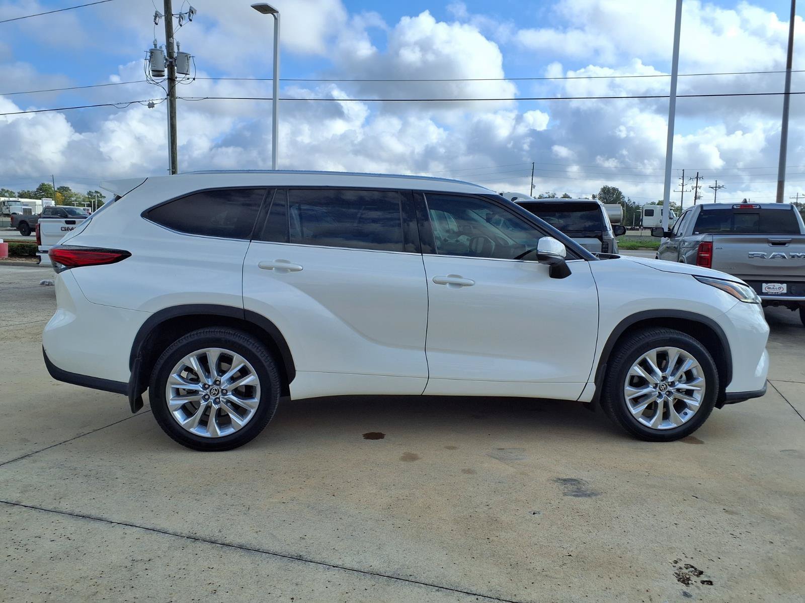Certified 2021 Toyota Highlander Limited FWD image 5