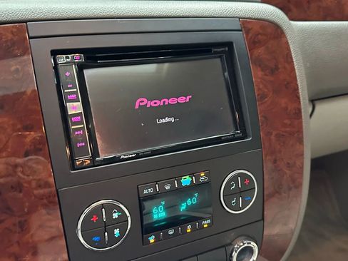 Used 2011 Chevrolet Avalanche LT image 19