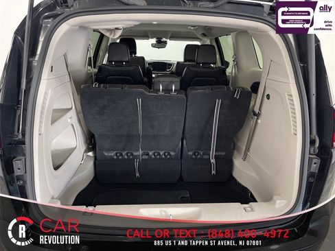 Used 2023 Chrysler Pacifica Touring-L FWD image 42