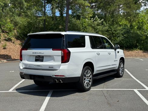 Used 2025 GMC Yukon XL Denali AWD/4WD image 12