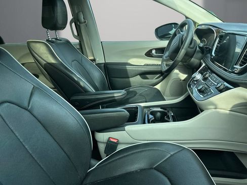 Used 2023 Chrysler Pacifica Limited w/ Uconnect Theater Family Group FWD image 9