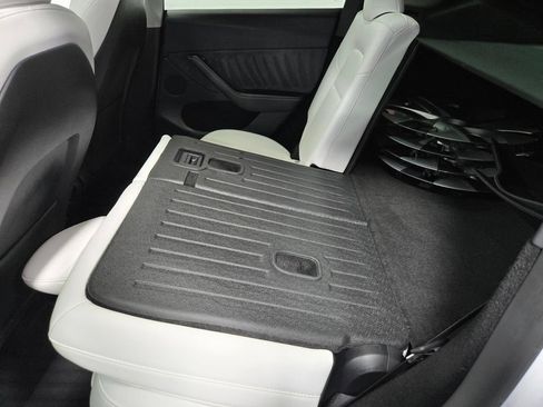 Used 2024 Tesla Model Y Long Range AWD/4WD image 37