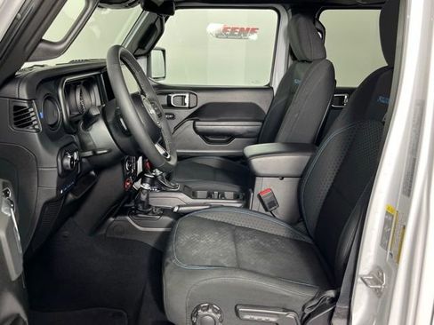 Used 2025 Jeep Wrangler Unlimited Rubicon 4xe w/ Convenience Group AWD/4WD image 22