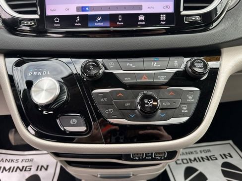 Used 2024 Chrysler Pacifica Touring-L image 25