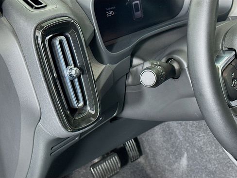 Used 2025 Volvo XC40 B5 Plus image 17