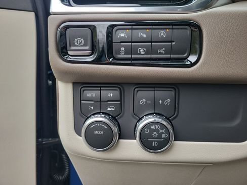 New 2026 GMC Yukon XL Denali w/ Sun & Power Step Package AWD/4WD image 30