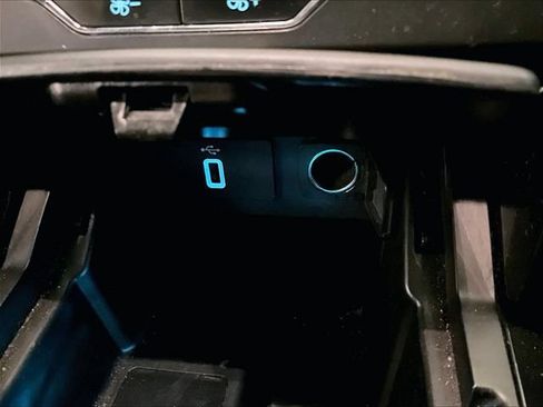 Used 2018 Ford Explorer XLT w/ Equipment Group 202A AWD/4WD image 32