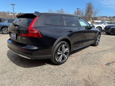 Used 2025 Volvo V60 B5 Cross Country Plus image 6