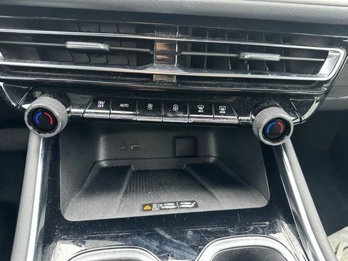 Used 2025 Chevrolet Traverse LT image 13