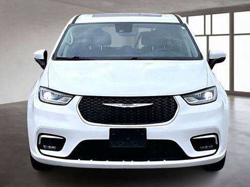 Used 2023 Chrysler Pacifica Touring-L FWD image 4