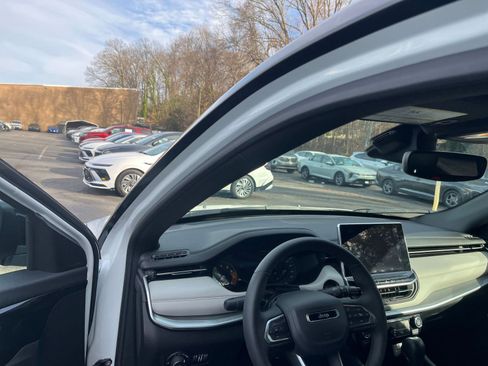 Used 2025 Jeep Compass Limited image 35