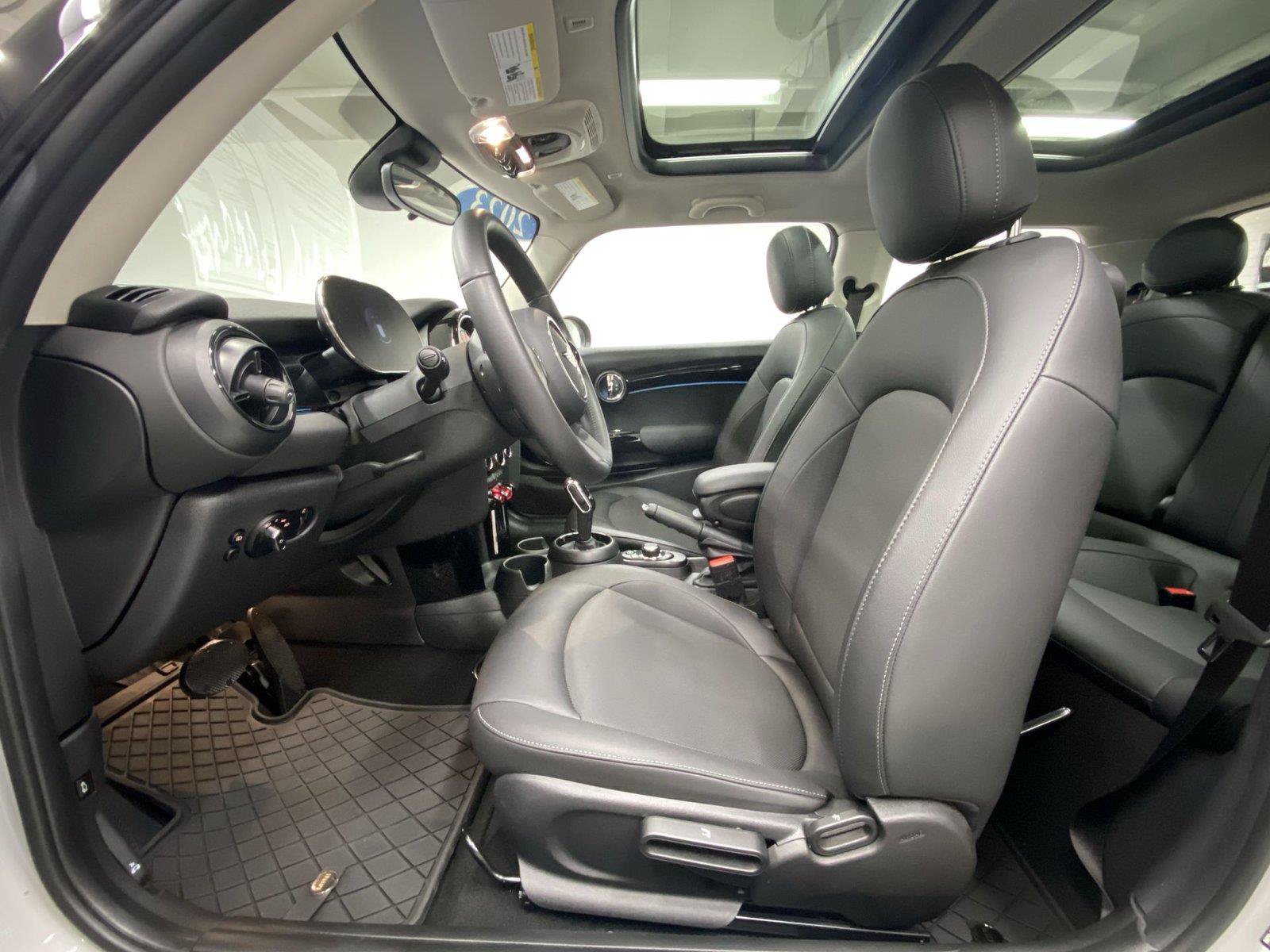 Used 2023 MINI Cooper 2-Door Hardtop FWD image 17