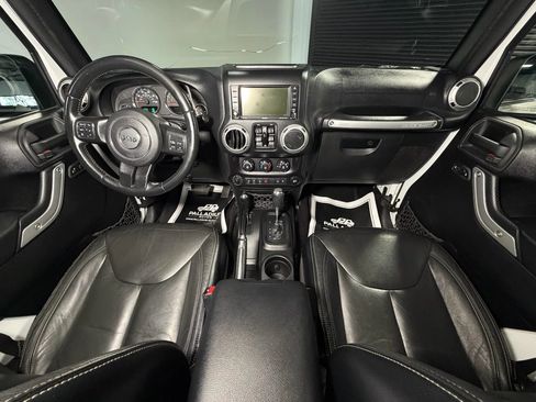 Used 2015 Jeep Wrangler Unlimited Rubicon w/ Connectivity Group AWD/4WD image 37