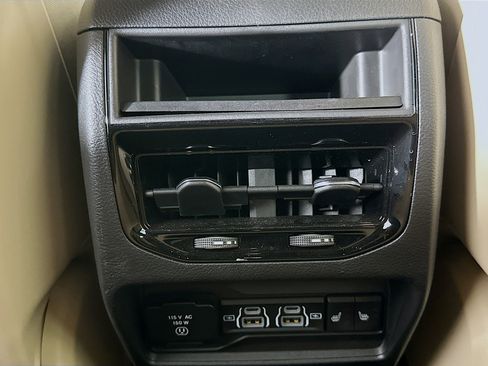 Used 2023 Jeep Grand Cherokee Limited w/ Luxury Tech Group II image 27