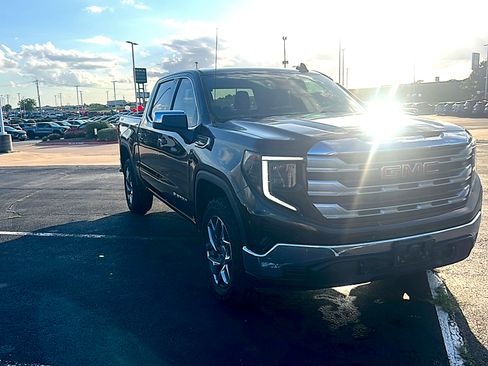 Used 2022 GMC Sierra 1500 SLE w/ X31 Off-Road Package AWD/4WD image 3