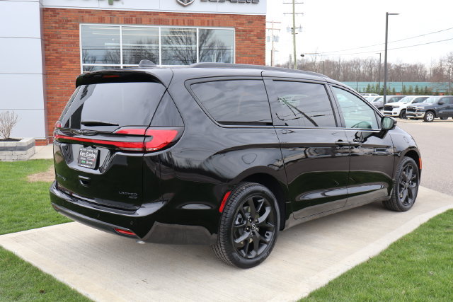 New 2026 Chrysler Pacifica Limited w/ S Appearance Package AWD/4WD image 36