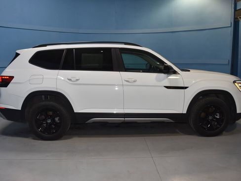 Certified 2025 Volkswagen Atlas Peak Edition SE image 18