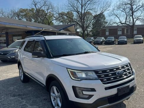 Used 2017 Ford Explorer XLT w/ Equipment Group 202A AWD/4WD image 1