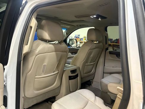Used 2016 Cadillac Escalade Luxury AWD/4WD image 28