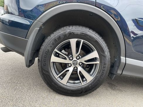 Used 2018 Toyota RAV4 XLE AWD/4WD image 12