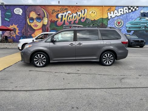 Used 2020 Toyota Sienna LE w/ Carpet Mat Package AWD/4WD image 2