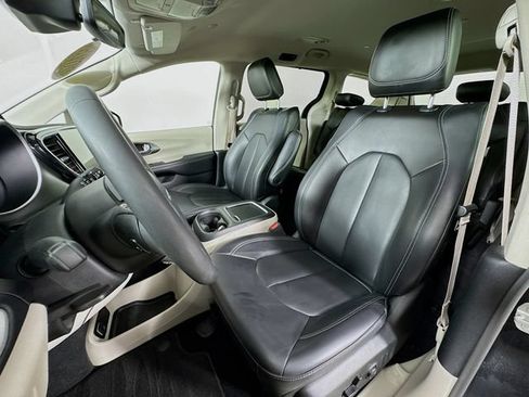 Used 2023 Chrysler Pacifica Touring-L FWD image 11