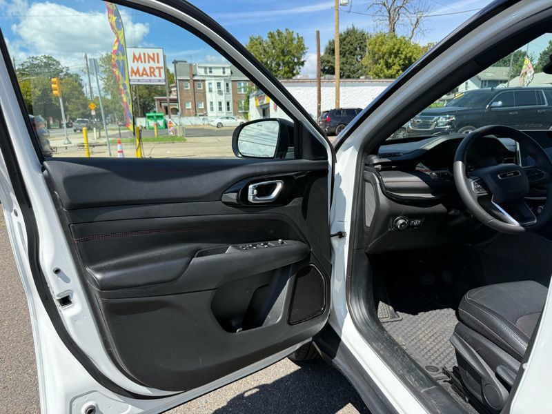 Used 2025 Jeep Compass Trailhawk AWD/4WD image 21