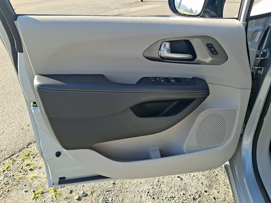 Used 2024 Chrysler Pacifica Touring-L FWD image 12