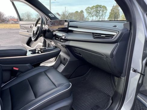 Certified 2025 Buick Enclave Avenir image 24