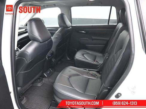Used 2022 Toyota Highlander XLE image 10