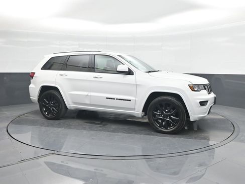 Used 2020 Jeep Grand Cherokee Altitude image 11