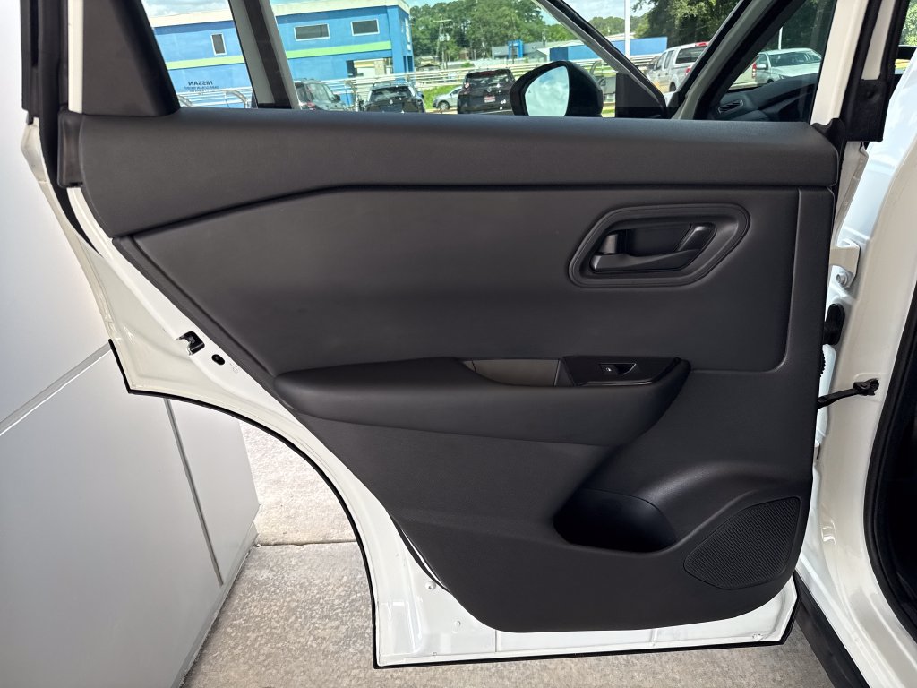 Used 2025 Nissan Rogue S FWD image 23