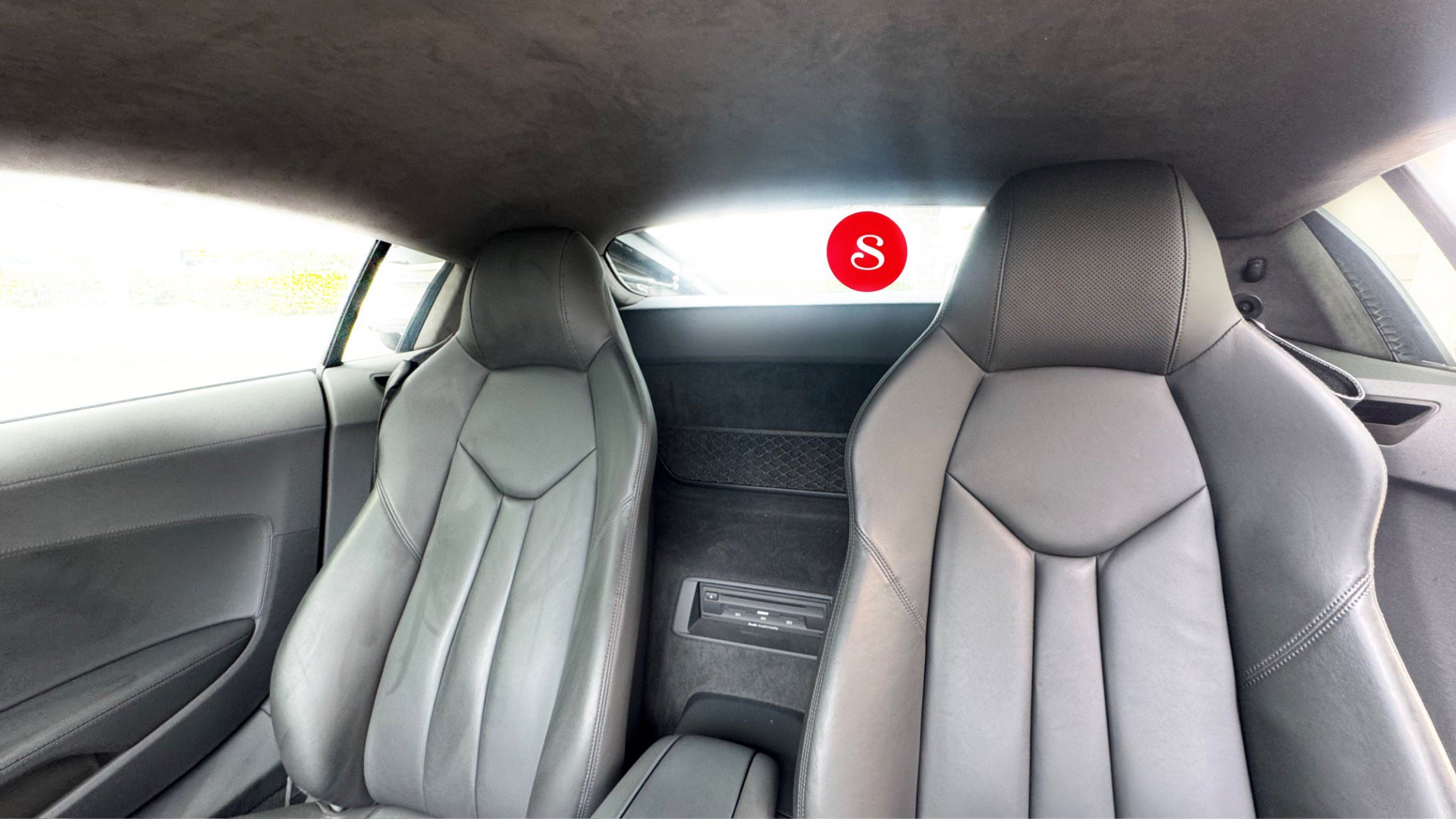 Used 2018 Audi R8 V10 w/ Premium Package RWD image 13
