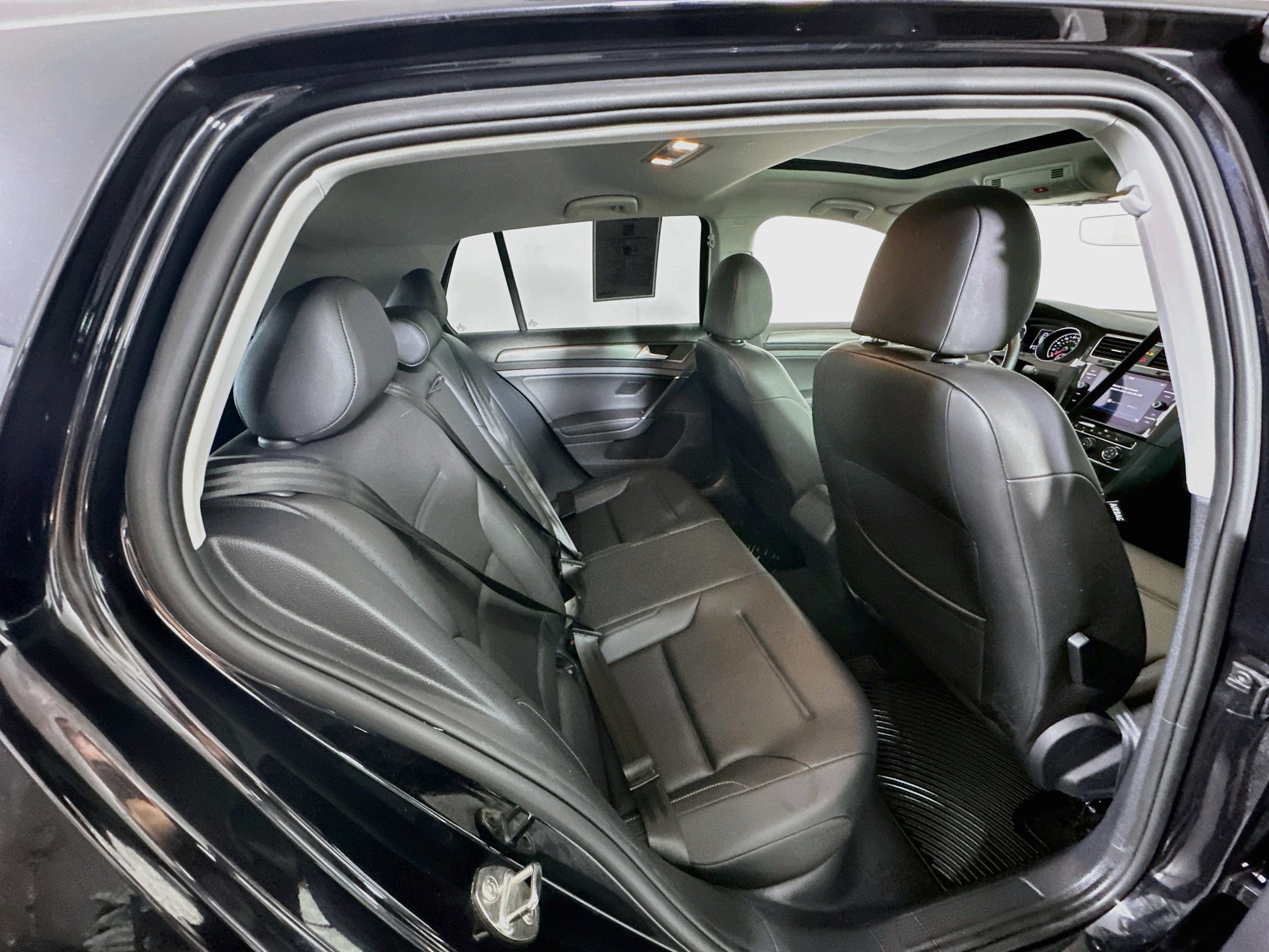 Used 2019 Volkswagen Golf SE FWD image 30