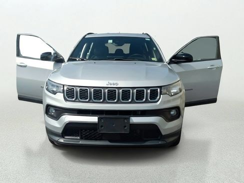 Used 2024 Jeep Compass Latitude AWD/4WD image 9