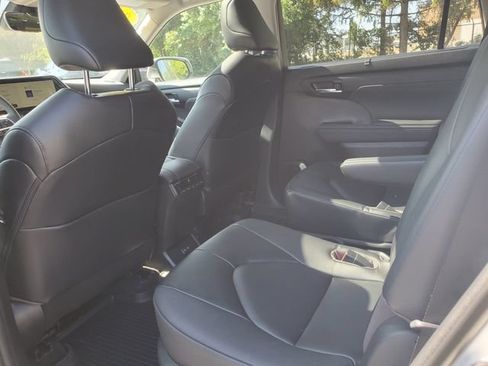 Used 2023 Toyota Highlander XLE AWD/4WD image 11
