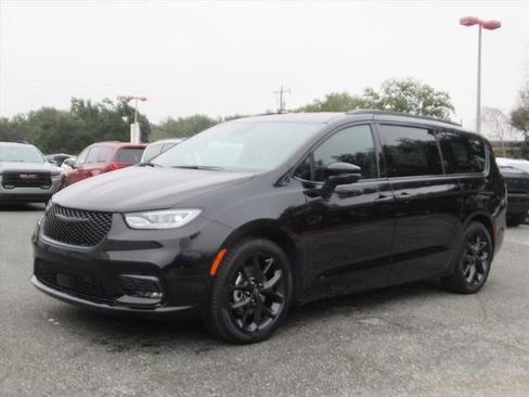 New 2026 Chrysler Pacifica Select w/ S Appearance Package FWD image 3
