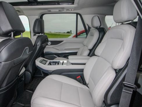 Used 2025 Lincoln Navigator Reserve AWD/4WD image 8
