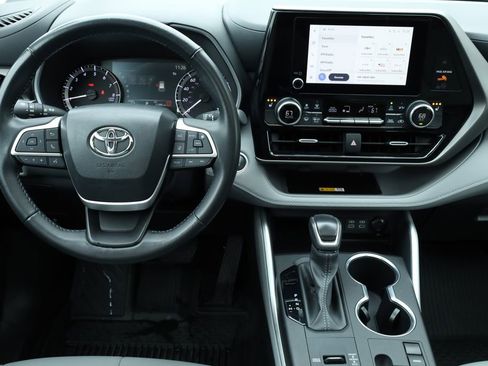 Used 2024 Toyota Highlander XLE image 34