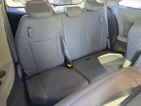 Used 2023 Toyota Sienna Limited image 14